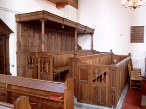 De herenbanken in de Johanneskerk